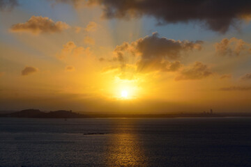 Naklejka premium Zachód słońca nad morzem. Brokatowa ścieżka na wodzie