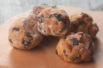 muffins with raisins,
