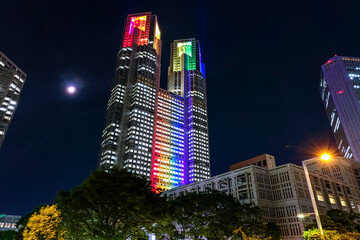 東京都庁 夜景 七色のライトアップ