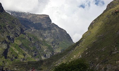 Naklejka premium Beautiful View of Mountains of Uttrakhand (India)