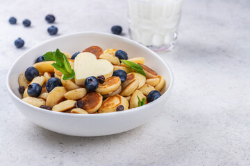 Trendy food - mini pancake cereal