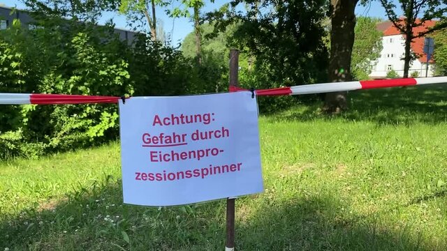 Warnschild, Achtung Eichen-Prozessionsspinner,