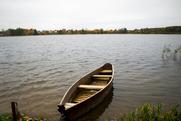 Obraz premium Old wooden boats near the beach of Trakai Gavle lake lake, Lithuania