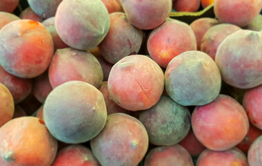 Peaches on display ar open market.