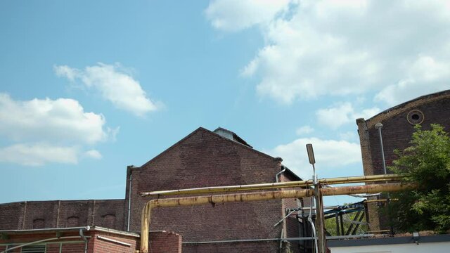 Ziehende Wolken &uuml;ber Industrie-Kulisse