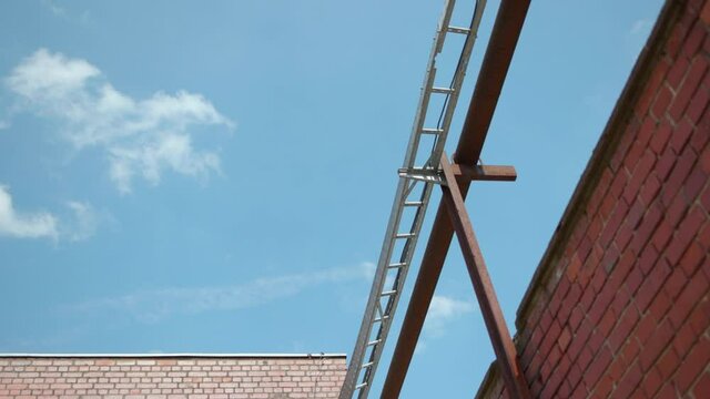 Industrie Kulisse vor blauem Himmel