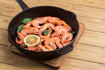 Shrimp tiger prawns with lemon in pan.