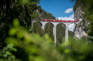 Rhätische Bahn überquert Landwasser Viadukt im Graubünden