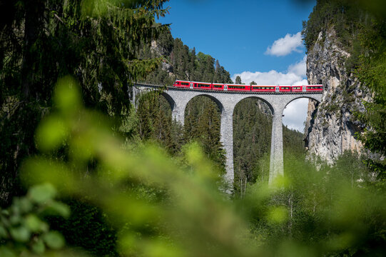Rh&auml;tische Bahn &uuml;berquert Landwasser Viadukt im Graub&uuml;nden