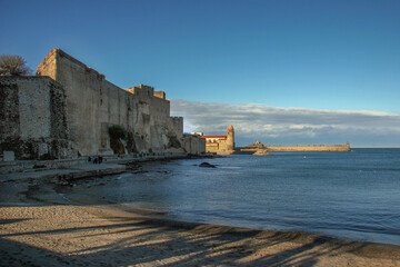 Vue sur la forteresse de Collioure et le phare au loin