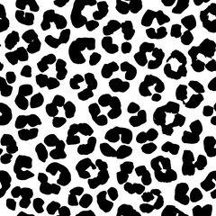 Fototapeta premium Leopard print seamless background pattern. Black and white