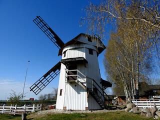 mlyn wiatrak typu holender stojacy nad rzeka bug w miejscowosci brok na mazowszy w polsce © Jacek Sakowicz