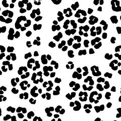 Fototapeta premium Leopard print seamless background pattern. Black and white