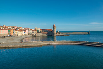 Vue large de la baie de Collioure