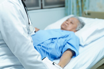 Obraz premium Asian senior or elderly old lady woman patient smile bright face with strong health while lying on bed in nursing hospital ward : healthy strong medical concept