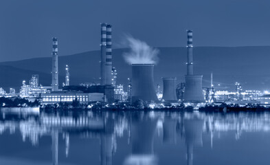 Obraz premium Thermal power plant at night