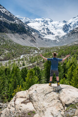 Naklejka premium Wanderer blickt ins wilde Val Morteratsch bei Pontresina im Frühling