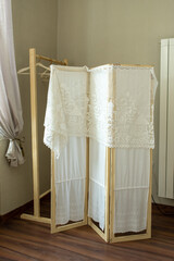Screen for dressing with oyster mushrooms in the home decor.