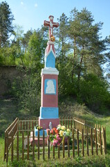 Kapliczka , krzyż , kaplica ,  religia , katolicka kapliczka , kapliczka na wsi , Wieś , świętokrzyskie wiosną © Szymon