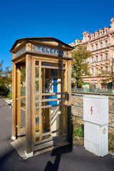 alte Telefonzelle in der Altstadt von Karlovy Vary in Tschechien