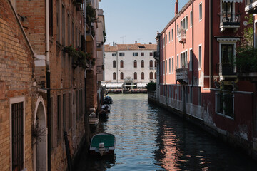 Fototapeta na wymiar Canals and buildings of Venice, Italy.