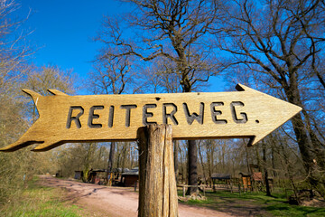 Hinweisschild f&uuml;r einen Reiterweg im Biederitzer Busch bei Magdeburg