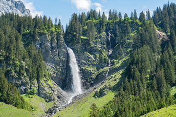 Stäubi-Wasserfall beim Bergdorf Äsch, bei Unterschächen, Kt. Uri, Schweiz