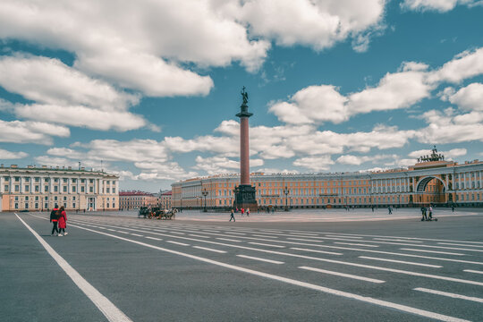 Summer view of Winter Palace square with carriage and horses in Saint Petersburg.