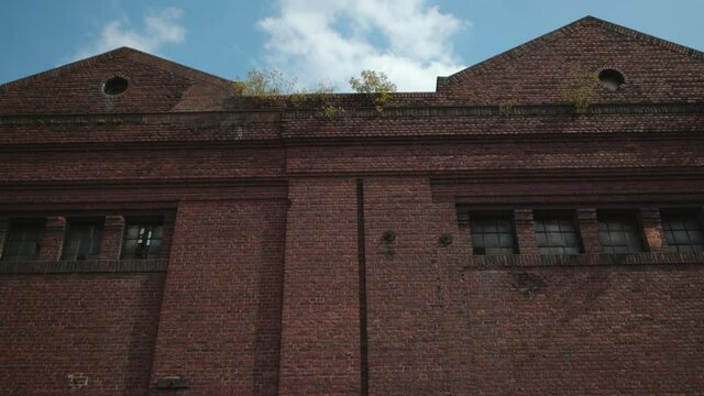 Backsteinwand einer alten Lagerhalle