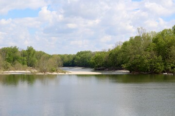 Obraz premium A view of the flowing river from the riverbank.