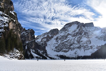 Un día de invierno soleado en la montaña.