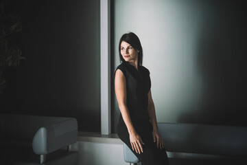 Naklejka premium elegant business lady sitting in the office lobby.