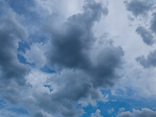 graue Gewitterwolken am Himmel