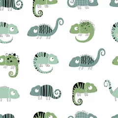  Vector handgetekende gekleurde kinderachtig naadloze herhalend eenvoudig plat patroon met kameleons in Scandinavische stijl op een witte achtergrond. Schattige babydieren. Patroon voor kinderen met kameleon. Hagedis. © ZHUKO