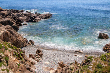 Plouhinec. Côte rocheuse dans la baie d'Audierne. Finistère. Bretagne