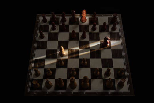 jeu echec classique bois &eacute;clairage dramatique