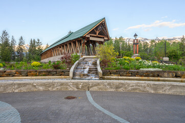 Obraz premium Pedestrian Bridge over the Kicking Horse River in Golden, British Columbia, Canada