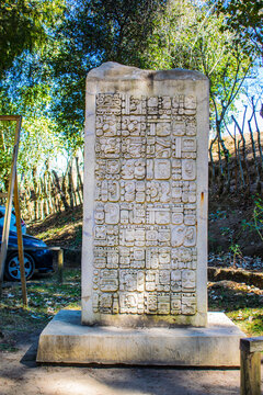 monolito maya antiguo, de nahuales 