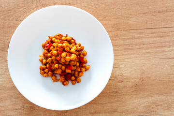 cooked beans on a plate, vegetarian dish, cooked chickpeas