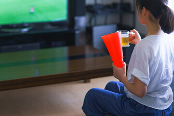 家でスポーツをテレビ観戦する若い女性のイメージ Canvas Print Show999 家でスポーツをテレビ観戦する若い女性のイメージ Canvas Print Show999
