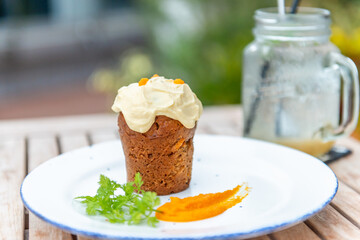 生クリームとキャロットソースのケーキ