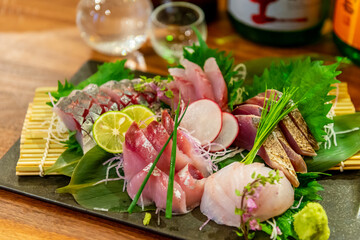 刺身の盛り合わせ（マグロ、ハマチ、カツオ、エビ）と日本酒
