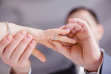 Obraz na płótnie Canvas The bride and groom put on each other's wedding rings 