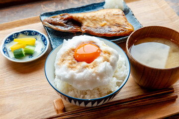 卵かけご飯と焼き魚の朝食