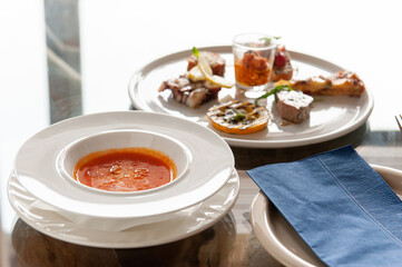 レストランのテーブルに並んだ料理　スープとオードブル
