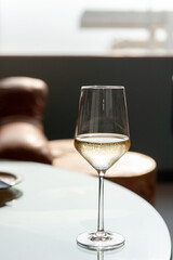 レストランのテーブルとワイングラス