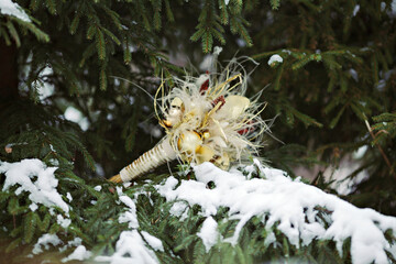 Winter bride with a Golden wedding bouquet