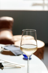 レストランのテーブルとワイングラス