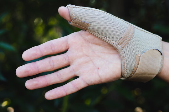 hand using a thumb splint 