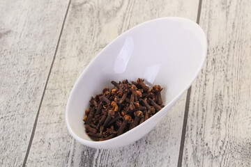 Dry clove seeds